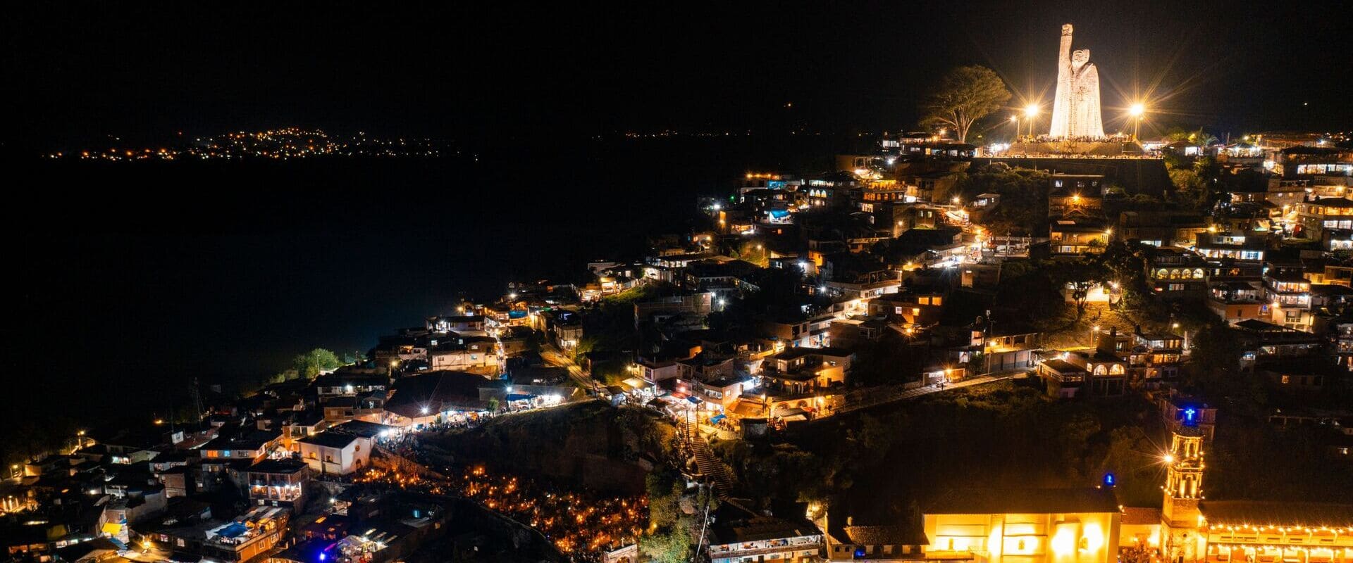 Toma aérea de la isla Janitzio de noche en el lago de Pátzcuaro Pueblos Mágicos